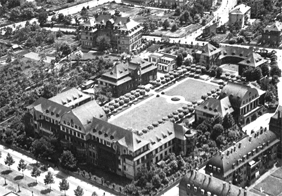 Luftaufnahme: Krankenhauskomplex der Israelitischen Gemeinde (Gagernstr. 36, rechts) und Schwesternhaus (Bornheimer Landstr. 85, oben) in Frankfurt am Main, um 1930.