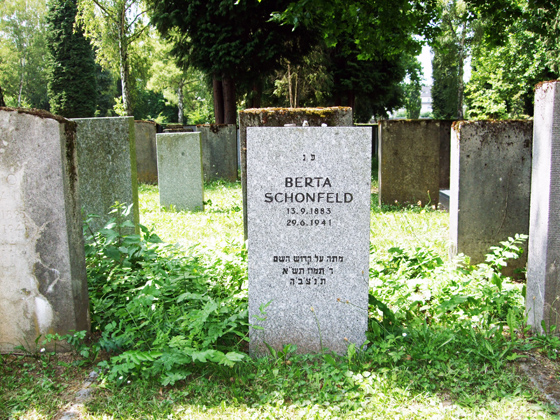 Photography: Grave of Bertha Schoenfeld and vicinity in the Jewish cemetery at Eckenheimer Landstrasse.