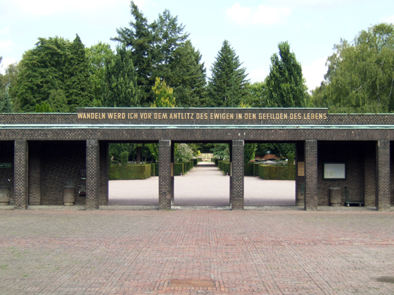 Photography: Jewish cemetery, Eckenheimer Landstrasse, Passage from the entrance area to the cemetery.