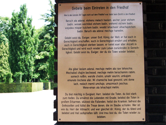 Photography: Prayer plaque at the main entrance in the Jewish cemetery at Eckenheimer Landstrasse.