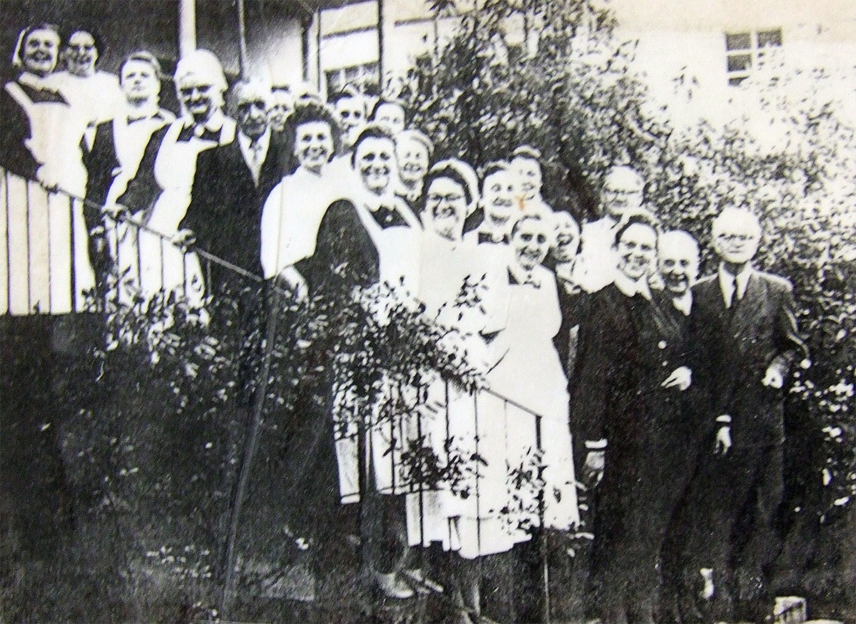 Fotografie: Mitarbeiterinnen und Mitarbeiter des May'schen Siechenhauses, um 1930.