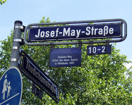 Fotografie: Straßenschild in Rödelheim zur Erinnerung an Joseph und Hannchen May.