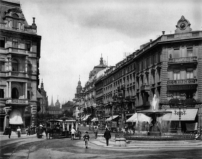 Fotografie: Kaiserstraße 11, 13 / Frankfurt am Main: Blick vom Kaiserplatz in der Kaiserstraße nach Nordosten Richtung Roßmarkt (Junghändel 1898.)