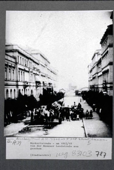 Fotografie: Rückertstraße, um 1865/68, Sicht von Hanauer Landstraße aus. 