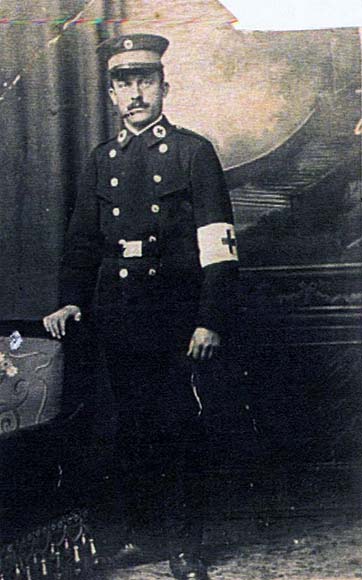 Fotografie: Lazarus Farntrog, Vater der Krankenschwester Betti Farntrog, Rot-Kreuz-Sanitäter im Ersten Weltkrieg, undatiert (um 1916).