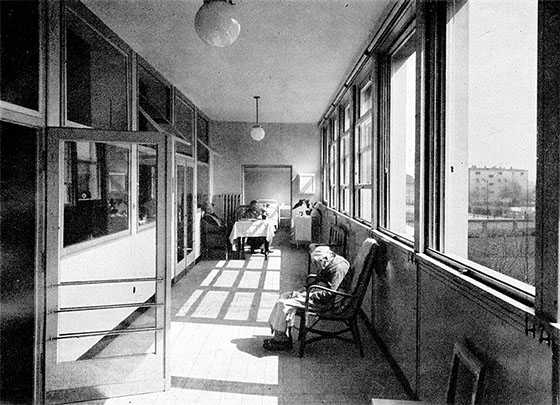 Fotografie: Siechenhaus Rödelheim, Blick in eine Glasveranda, 1930.